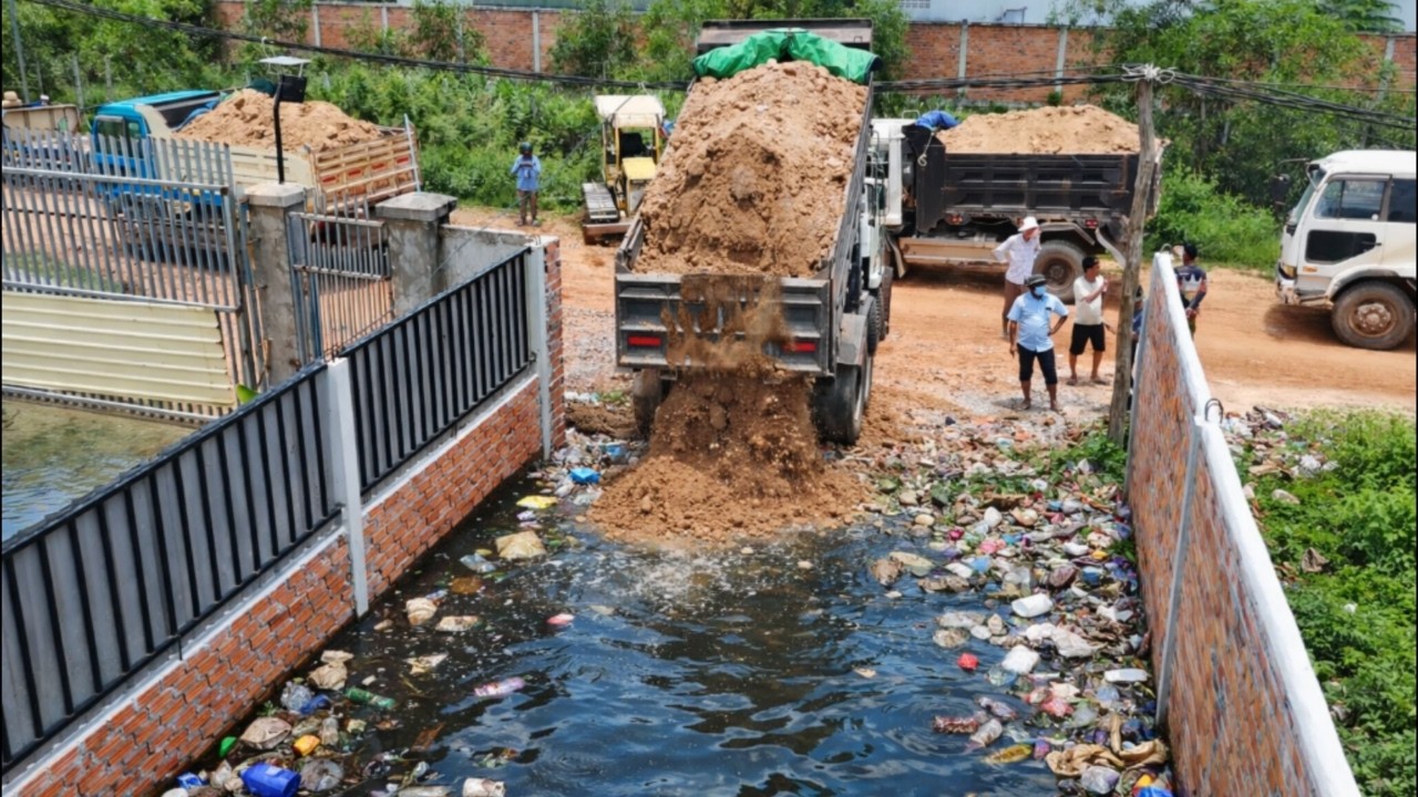 Complete100% Land Fill In The Fence Make Warehouse by Bulldozer Komat'su Push, Dump Truck Unloading