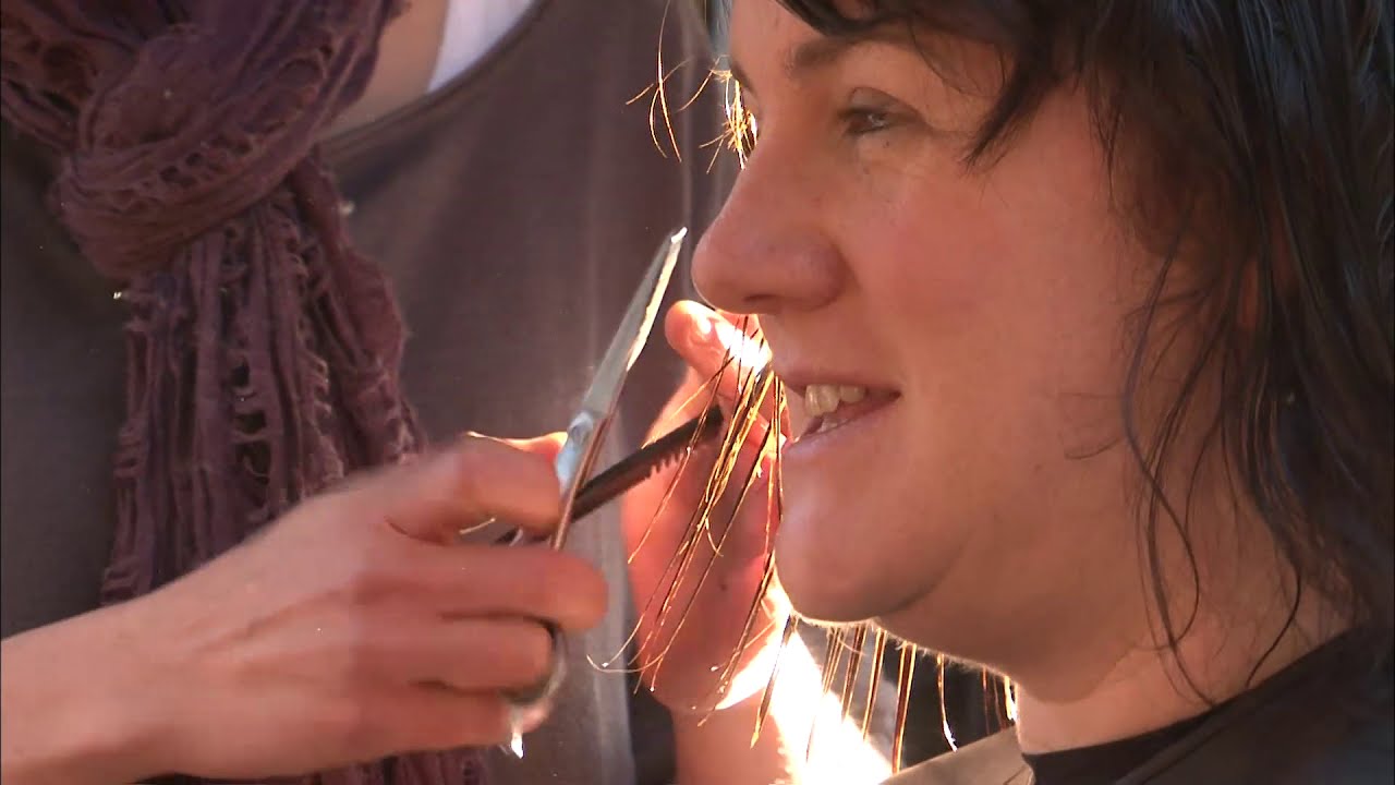 Coiffeurs itinérants, ils sillonnent les campagnes pour couper les cheveux !