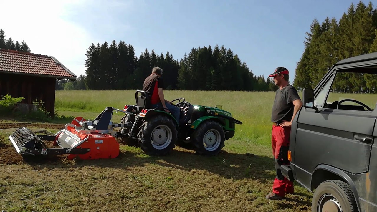 Ferrari Allradtraktor CROMO K30 (26PS) Knicklenker mit MURATORI Boden-Umkehrfräse MZ4SLX