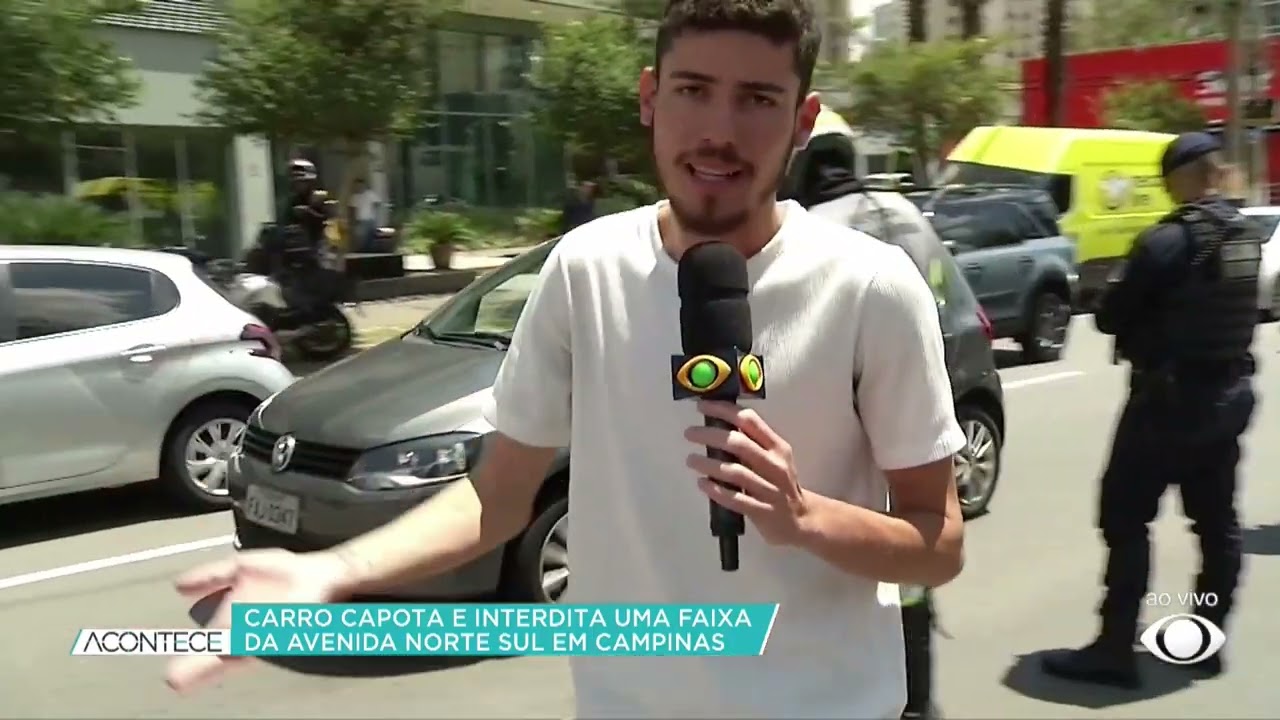 Batida entre dois carros deixa veículo capotado na Norte-Sul, em Campinas