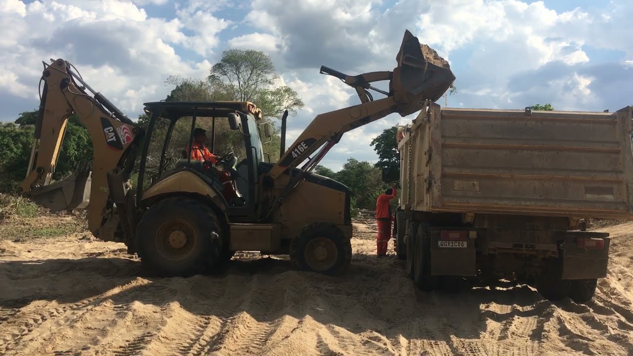 Retroescavadeira CAT 416E enchendo a caçamba