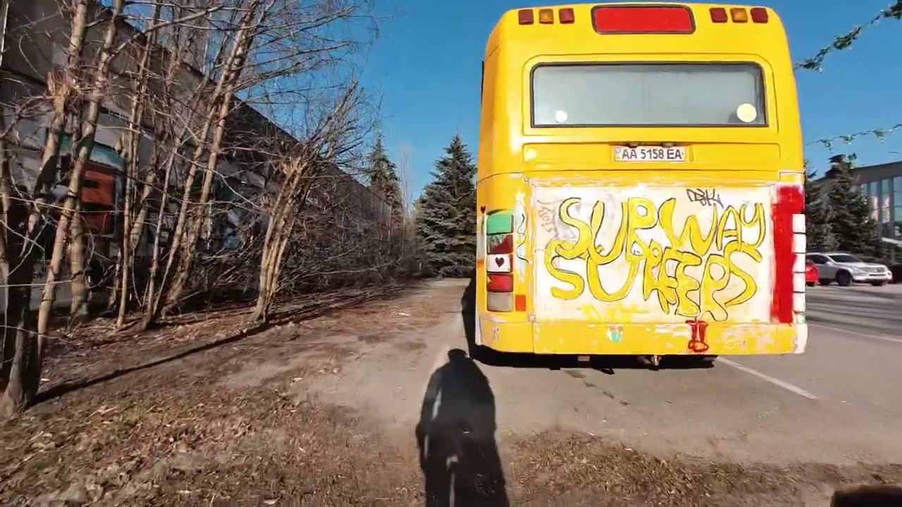🚍Yellow School Bus with graffiti 🎨 near school. Around by bike.🚵🏿&zwj;♀️