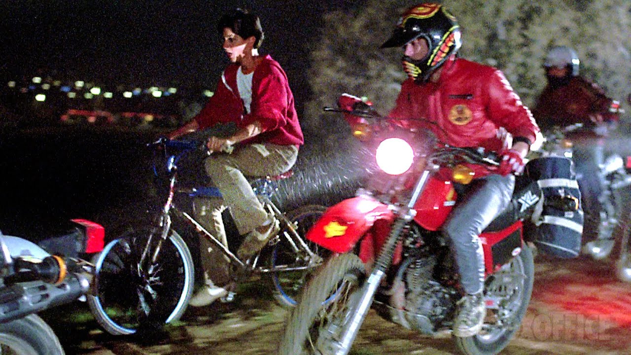 On s'en prend à Daniel | Poursuite en vélo | Karate Kid | Extrait VF
