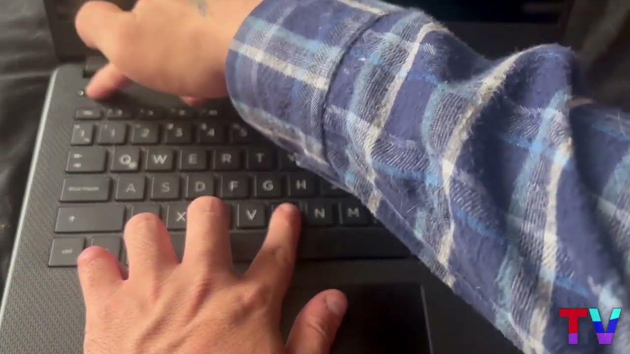 (SOLUCIÓN) MI LAPTOP ENCIENDE PERO LA PANTALLA SE QUEDA NEGRA! - portátil se inicia pero no muestra