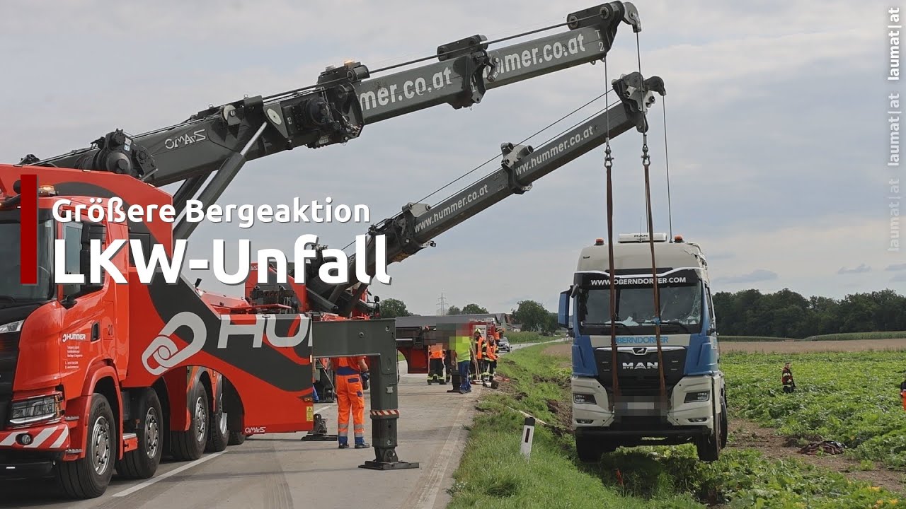 Größere Bergeaktion: LKW mit Betonfertigteilen auf Wiener Straße bei Schlatt von Straße abgekommen