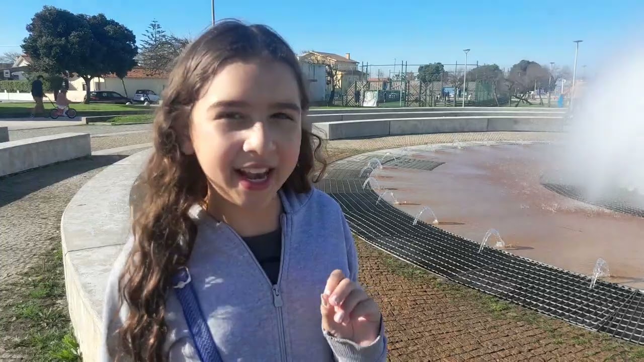Manuella & Bruna Valdez Em...Mostrando Pracinha em Frente Praia de Miramar, Portugal 🇵🇹 