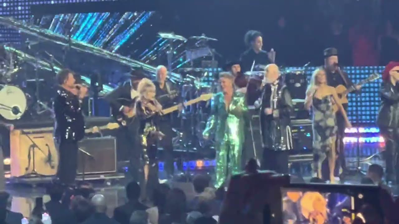 Dolly Parton performs “Jolene” @ Rock n’ Roll Hall of Fame Induction Ceremony in L.A. (11/5/22)