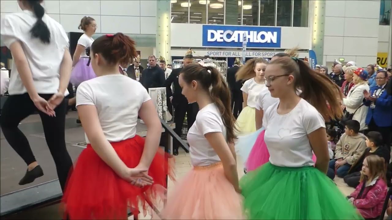 Essen * Karneval 2024 * Rathaus Galerie * Bunte Tanzgruppe * Stimmung und gute Laune * Teil 9 von 9