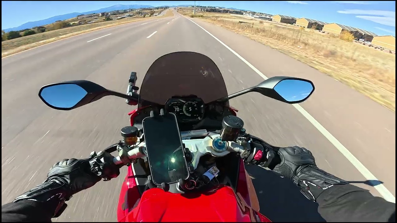 Ducati Panigale V2 S (2025) - Got ourselves another hot one!