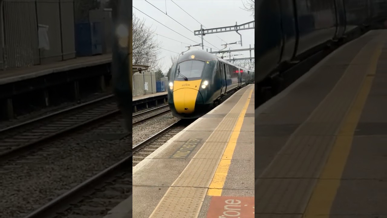 802014 & 802021 Passing Reading West with Tone #trains #uktrainspotting #gwr