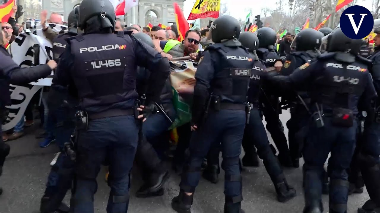 Tensión en la protesta de agricultores de la Puerta de Alcalá de Madrid