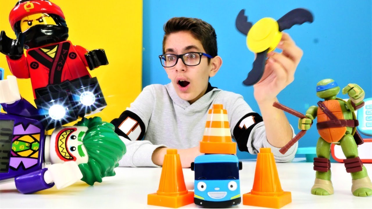 Çocuk videoları. Ninja Kaplumbağa ve Tayo oyuncak mağazada