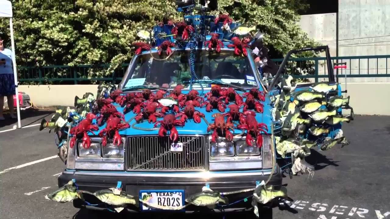 Art car with singing  fish and lobster