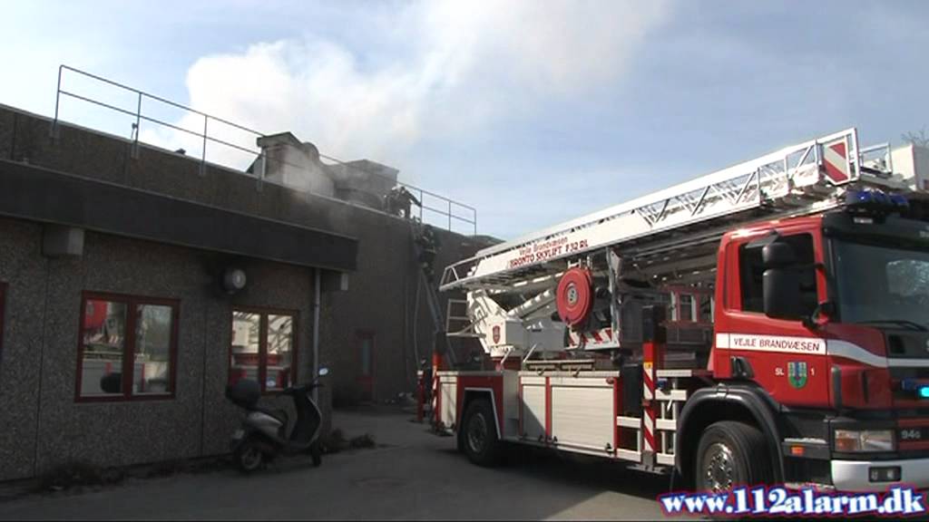 Brand i udsugningsanlæg. Diskovej i Vejle. 03/05-2012. Kl. 16:08.