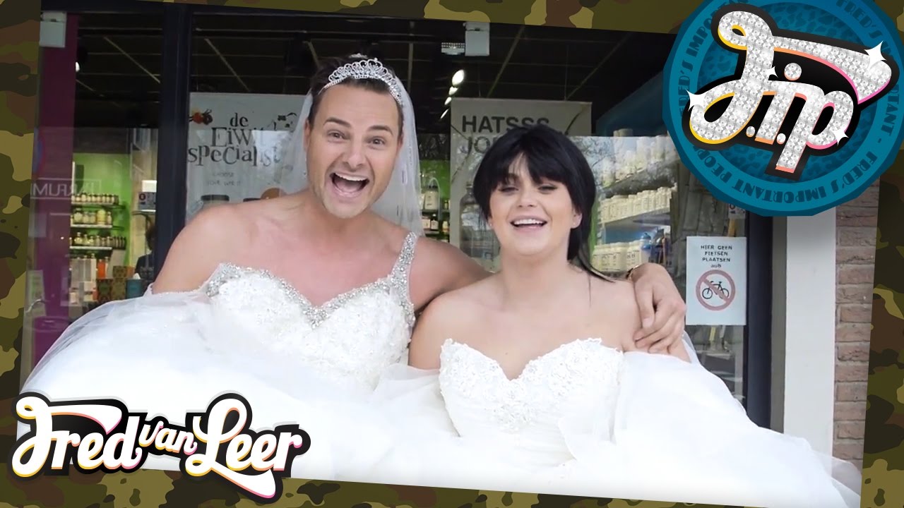 Trouwjurken passen met Roxeanne Hazes - FRED VAN LEER | FIP