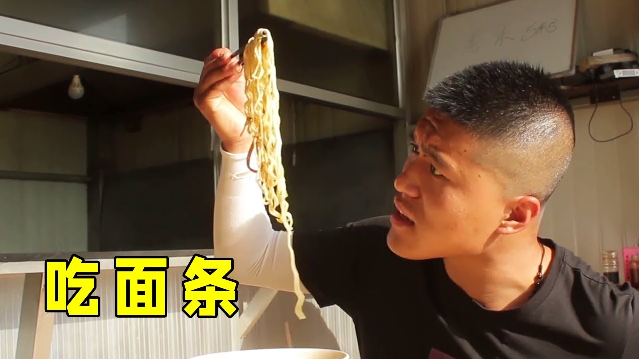 美女給顧客剪麵條，沒想小伙吃長壽麵憨服務員也剪斷，太逗了【小貝愛叨叨】