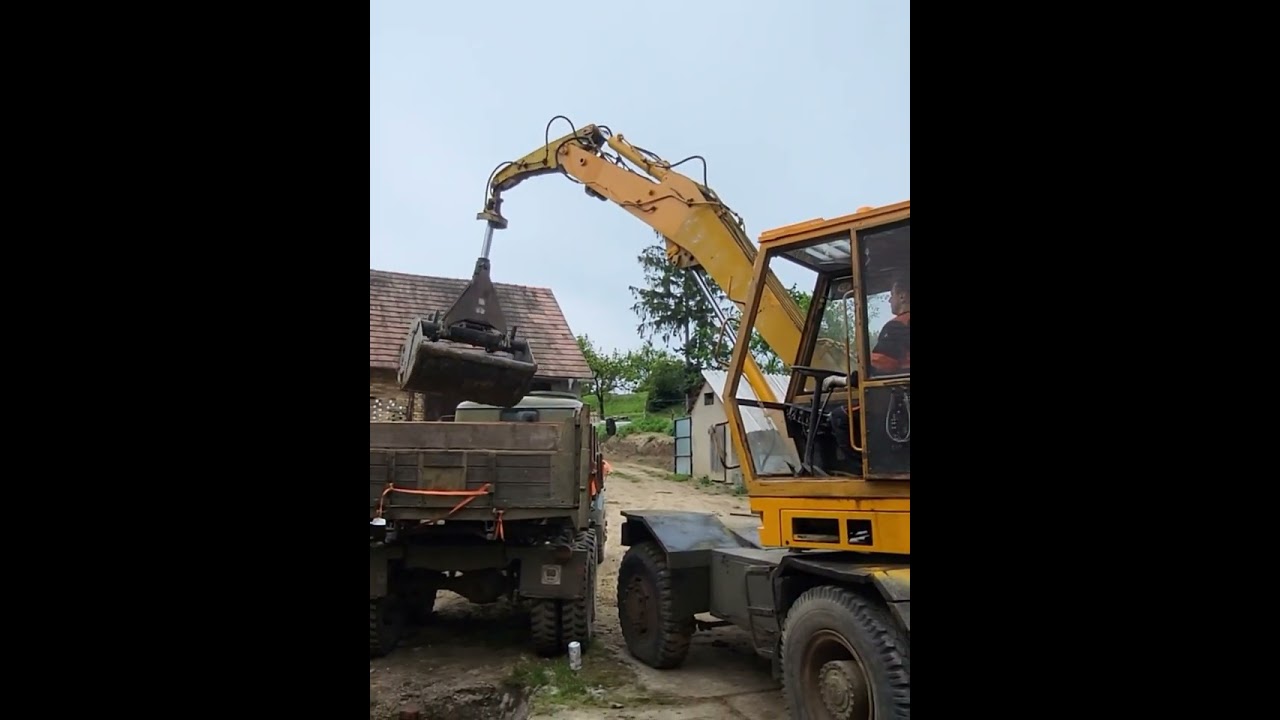 Bagr ZTS DH 112 výkop jímky drapákem
