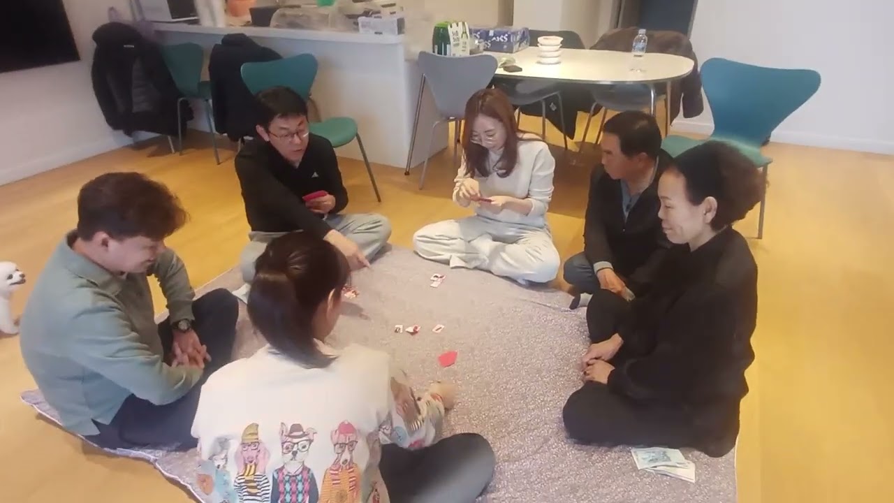 즐거운 설날에는 사랑하는 가족끼리 즐겁게 화투치기♥️