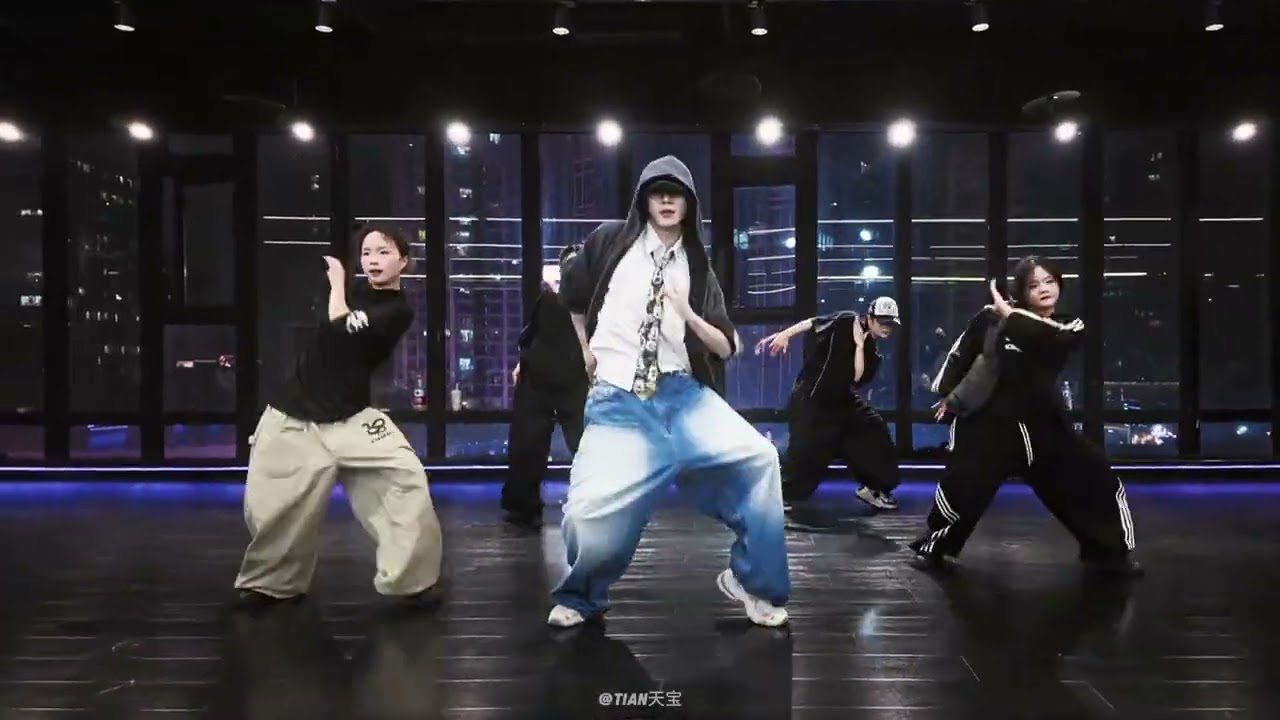 Oppa's Arrival: A Spectacular Dance Show! Tianbao boyinluv Man bts DouyinNewYear