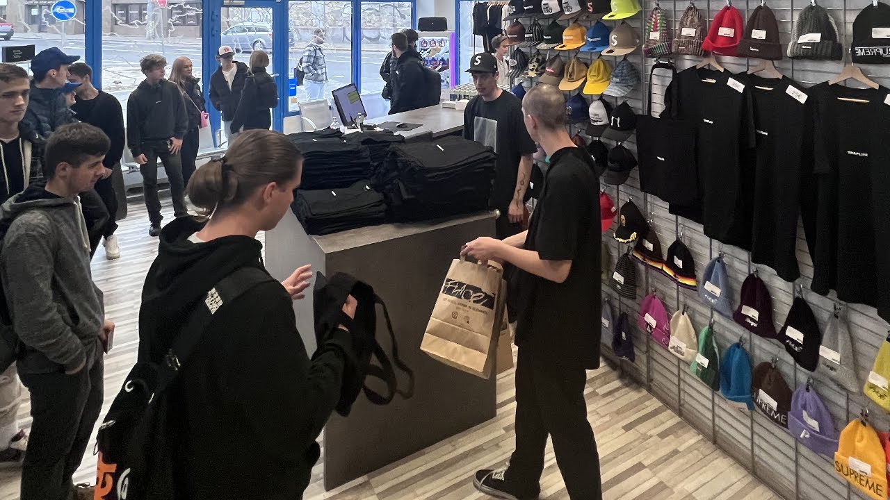 čierny TRAPLIFE pop-up vo FLACE!