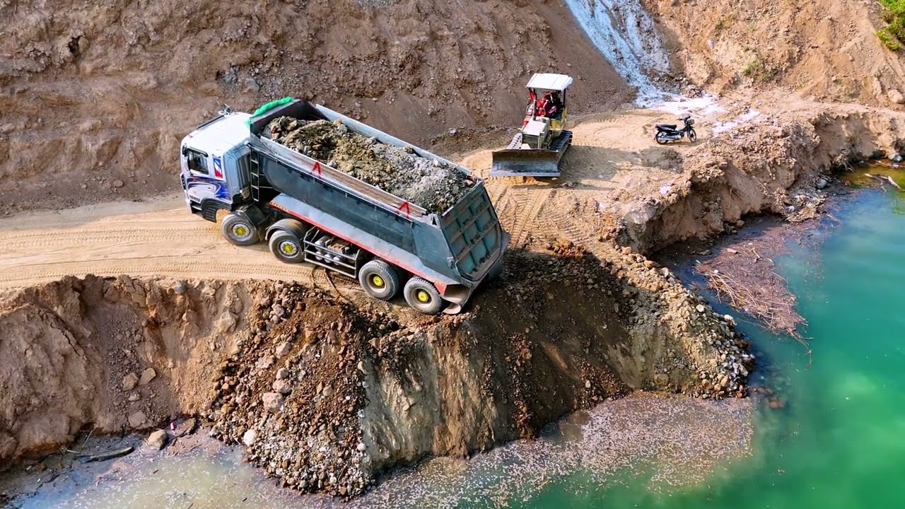 Full Processing Of Truck 24Ton Dumping On Landslide Excelent Skill Showing Of Bulldozer Komatsu D31A