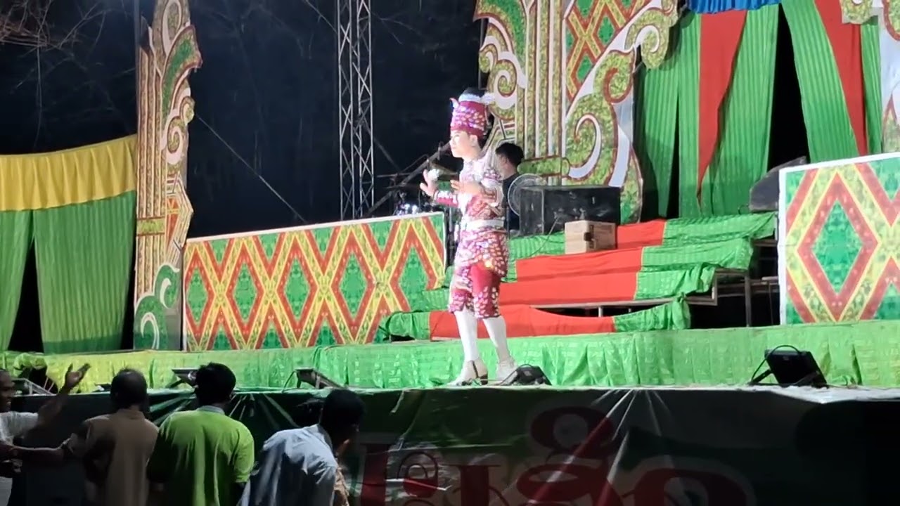 พระเอกสอนไช ฟ้อนงาม