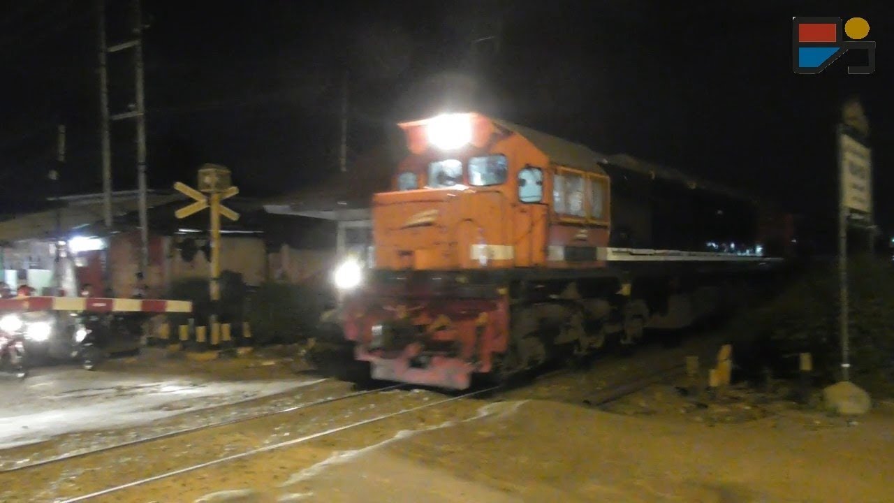 Dua Kereta Api Yang Tidak ada di Jawa Ngebut di Malam Hari - TRAINVELING #4