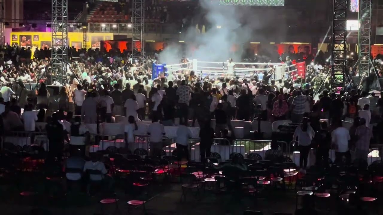 SHATTA WALE WOW 🤩 FANS WITH HIS ENERGETIC PERFORMANCE AT A BOXING EVENT LEGON SPORTS STADUIM. 