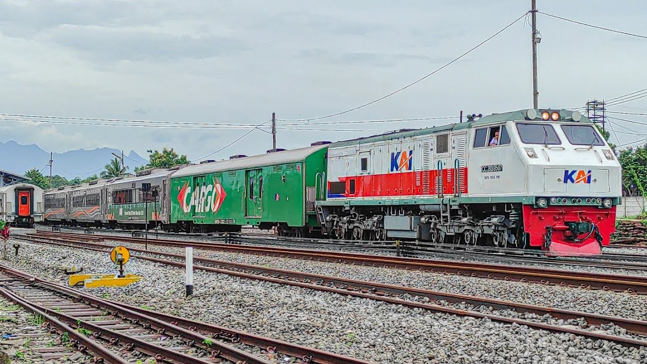 KA Blambangan Ekspres Terlambat Parah Akibat Banjir dan Tertahan Lama di Stasiun Kalisat #keretaapi 