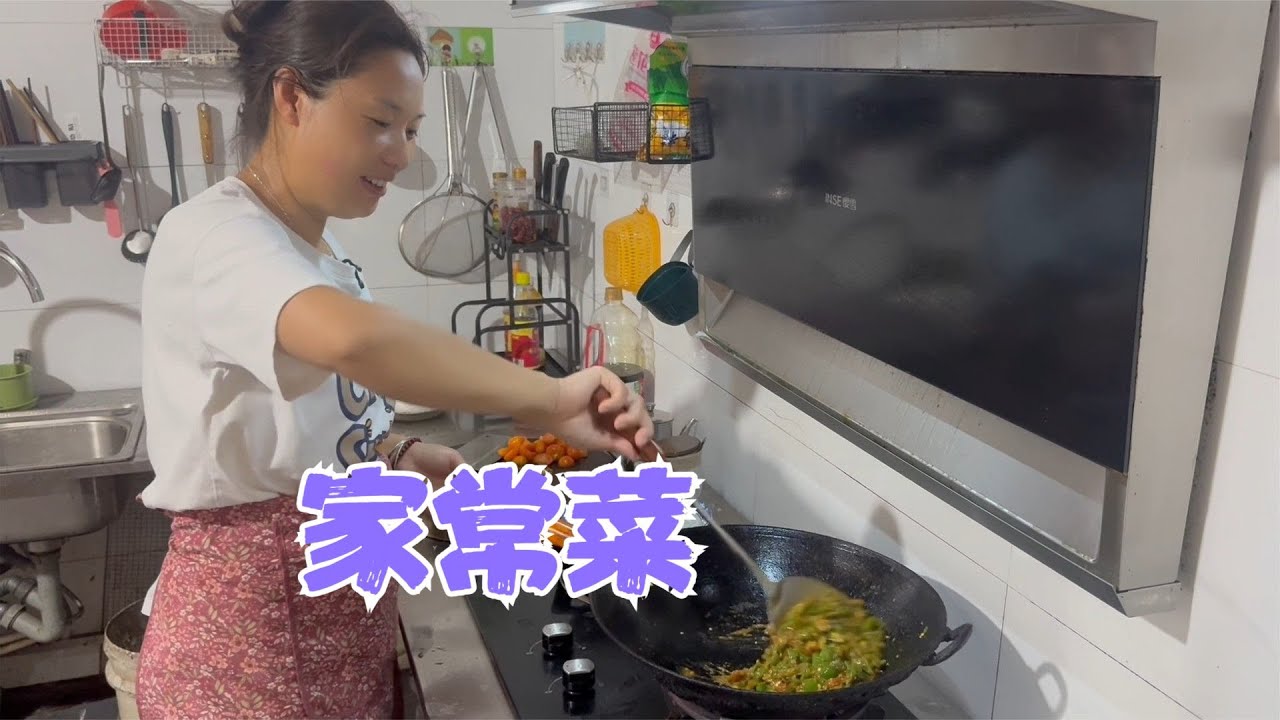 夏天天气热没胃口，阿恋摘些西红柿和辣椒做了两个家常菜，超下饭
