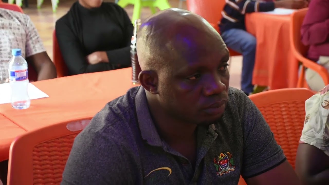 MBUNGE WA JIMBO LA ITILIMA NJALU SILANGA ATUNUKIWA CHETI NA WAANDISHI WA HABARI SIMIYU .