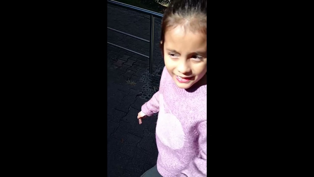 Aylin de paseo en el Zoo en Gdl, y alimentando a un capibara real. #zoo #Gdl #capibara #fauna 