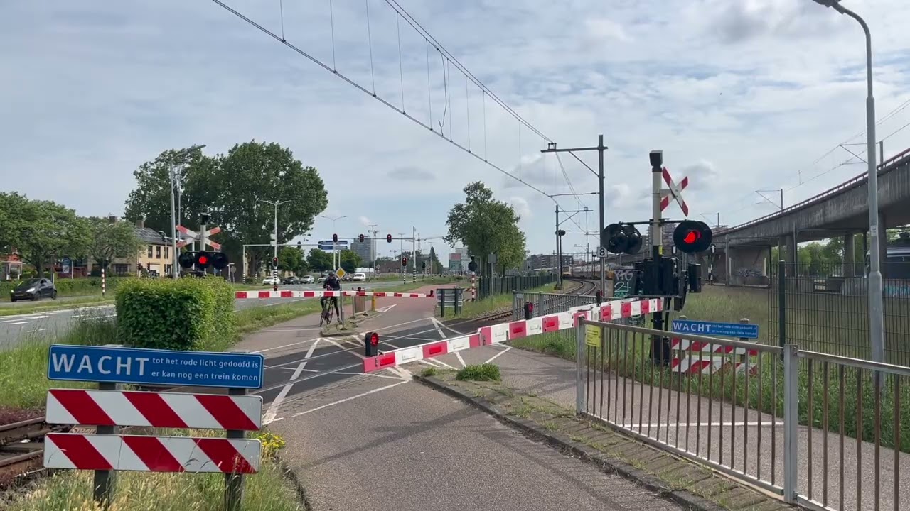 Spoorwegovergang Zaandam // Dutch Railroad Crossing