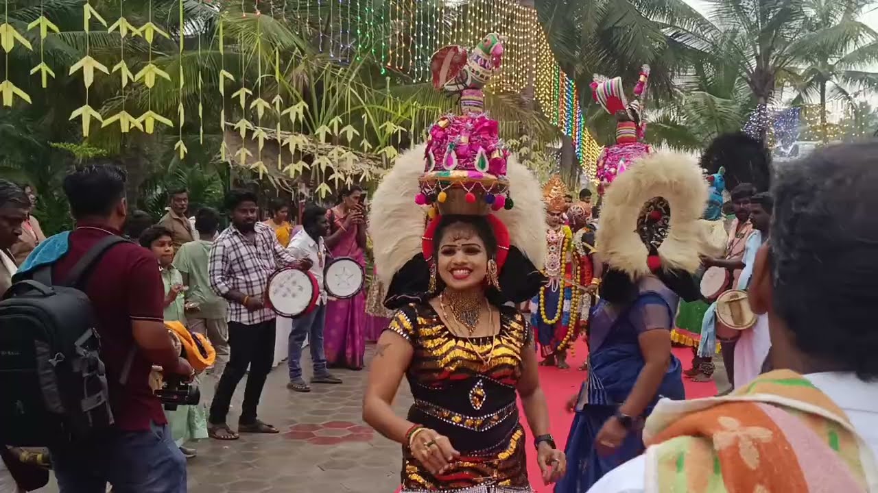 பொங்கல் திருவிழாவில் கரகாட்டம்...