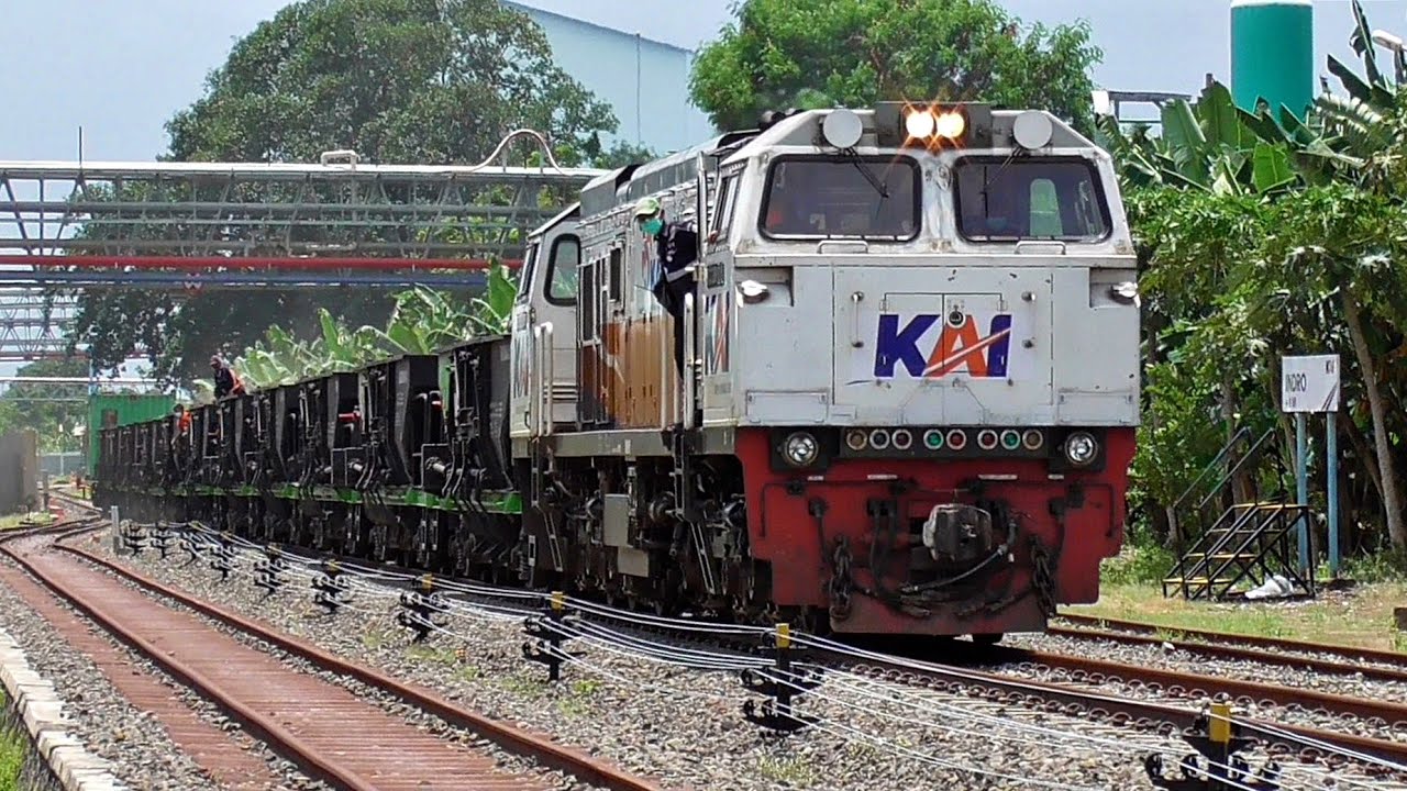 TEBAR KRICAK | KLB Angkutan Ballast di Jalur Kandangan-Indro