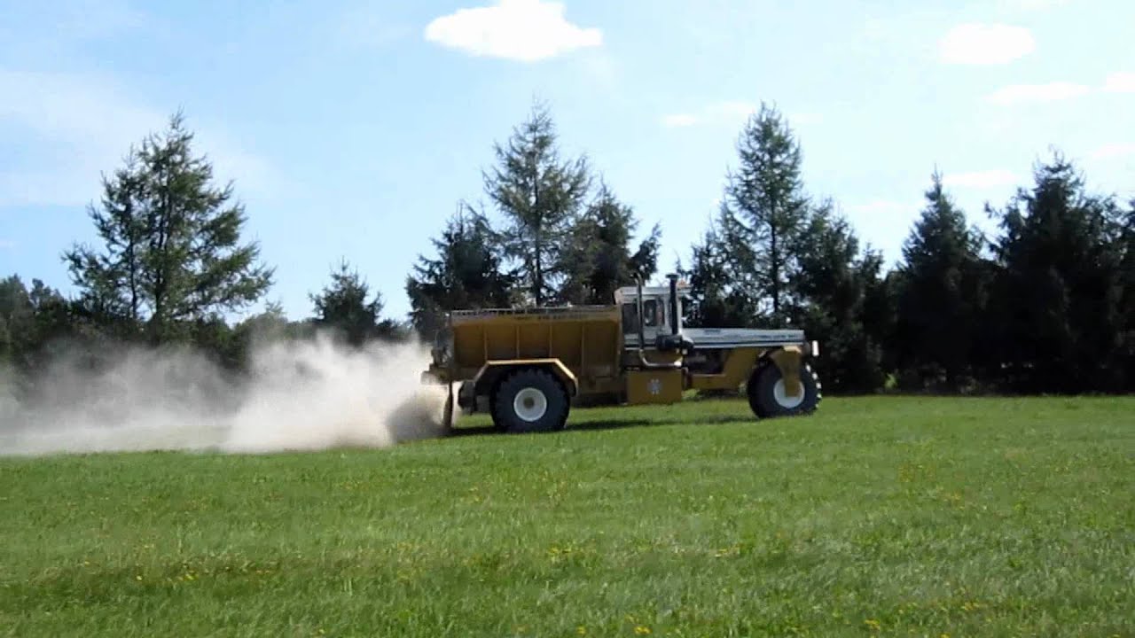 epandage de chaux avec terra gator,,camion de transport breton lamontagne,lime spreader