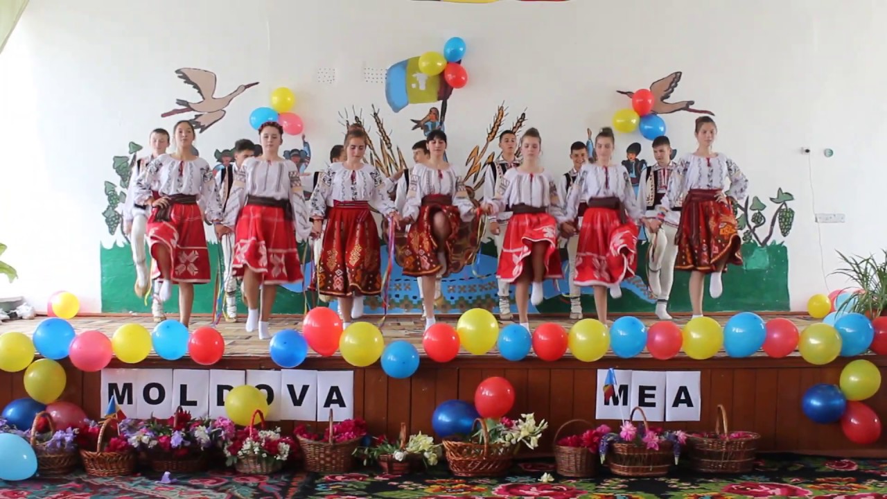 Hora de sărbătoare dansată de cele mai frumoase fete și cei mai bravi băieți!