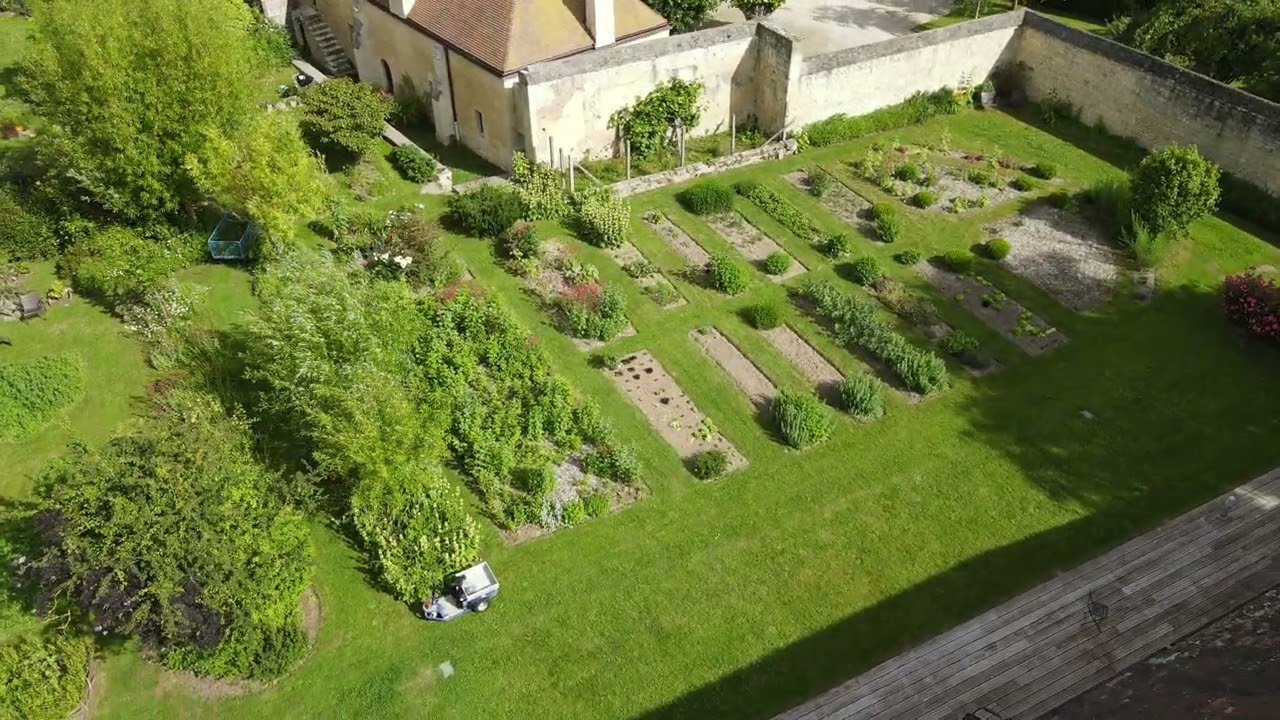 Panoramique du jardin potager en été   Picsel Drone 2022