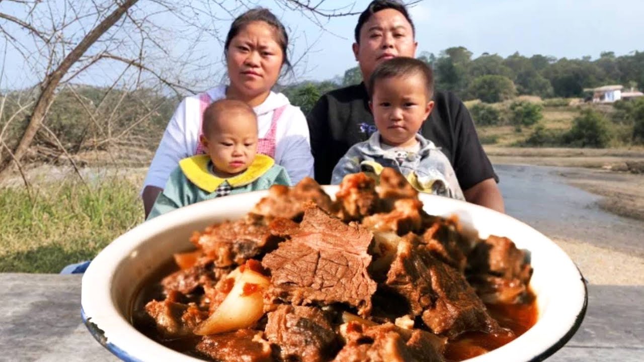 农村妈妈不仅得看孩子，还要做给一家子人做饭，真是太不易了！