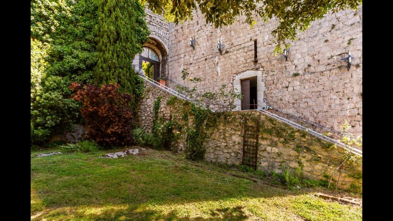 Castello in Vendita a Pereto (AQ)