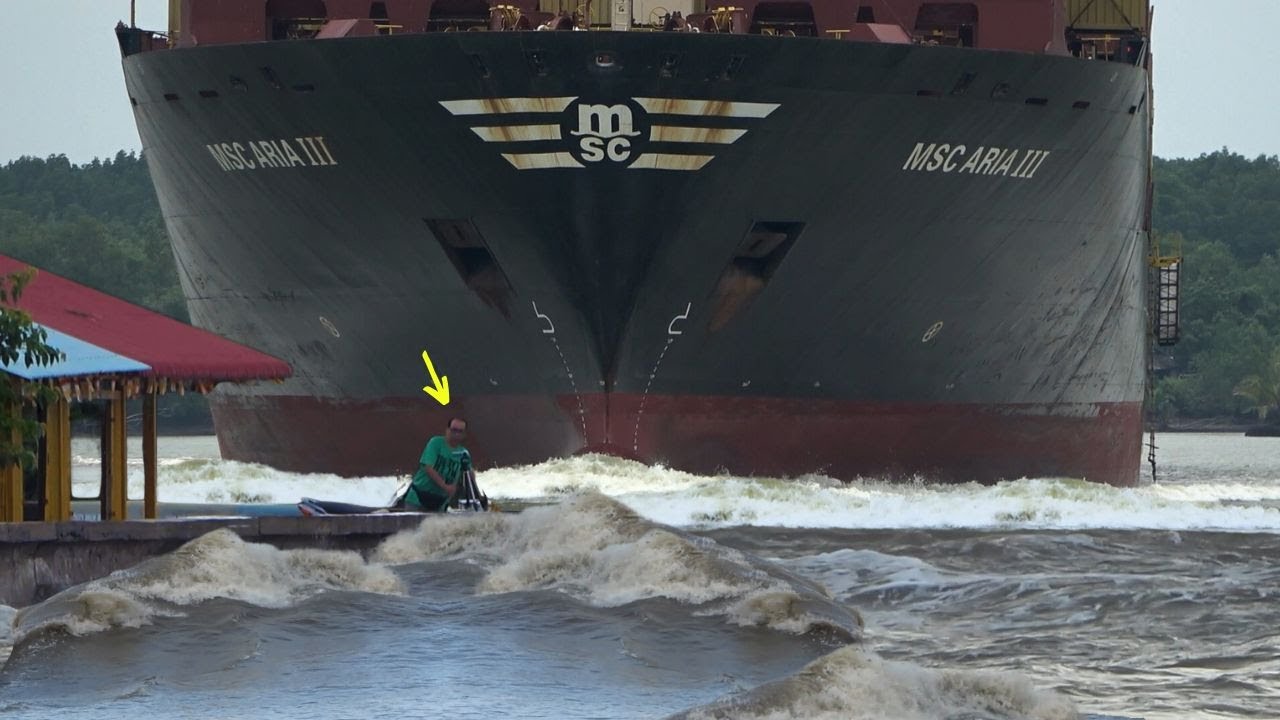 🚨 Container Ships Face Off Creating Huge Dangerous Waves – Caught on Camera! ⚠️💥