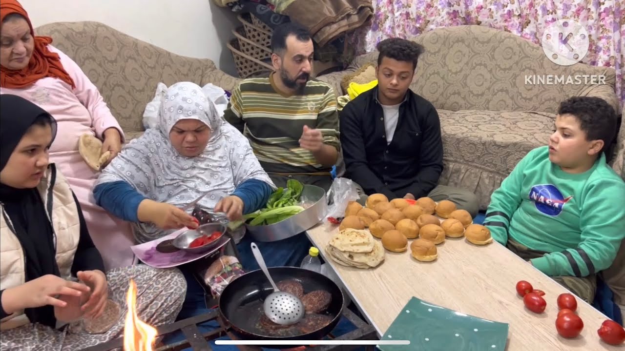 ام جني عملت حفله كبيره للعيله كلها عشان رجعتي اليوتيوب بالف خير صرفت وكلفت وطلعت اللي تحت البلاطة😂