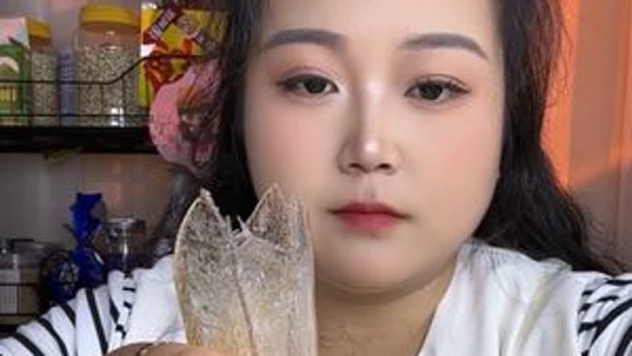 #声控吃播 #吃冰 #咀嚼声 宝子们 感冒了😭缓两天在播了好好的瓶子冰 不小心弄碎了将就听了