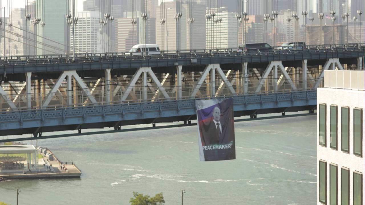 Time-lapse of Putin banner on Manhattan Bridge, October 6, 2016