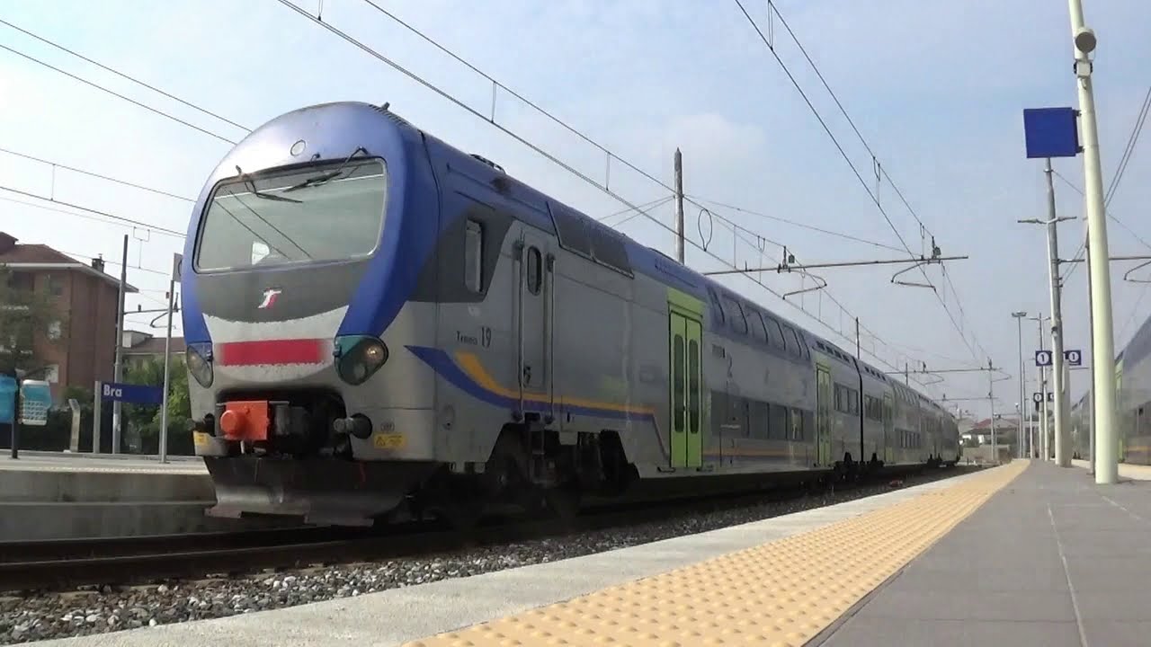 Alcuni treni in arrivo e partenza, alla stazione di Bra - Parte: 1 / 2