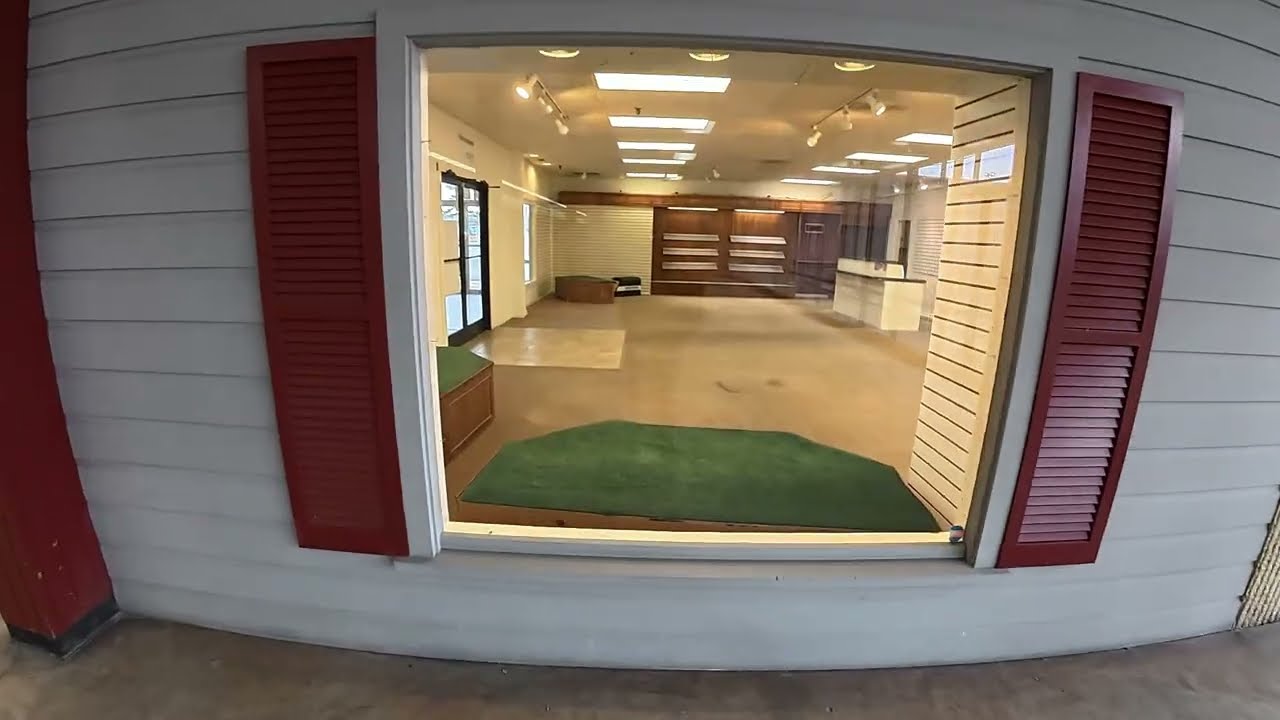 Заброшенный торговый центр Penrose Mall в городе Рейдсвилл, Северная Каролина.