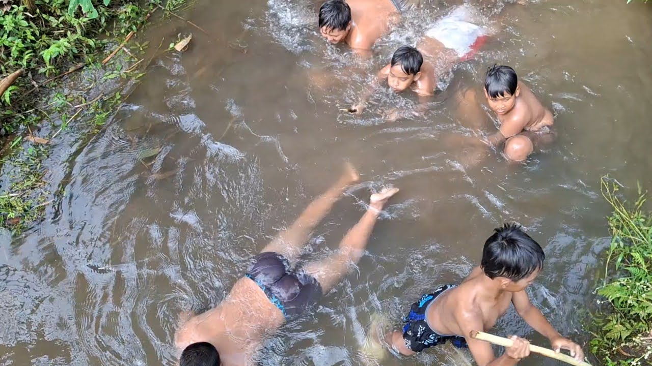 Mandi di Sungai...