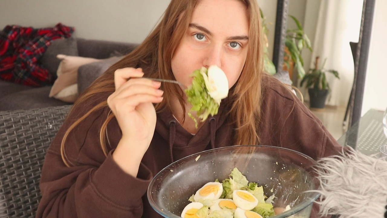 поедание яиц и салата ASMR