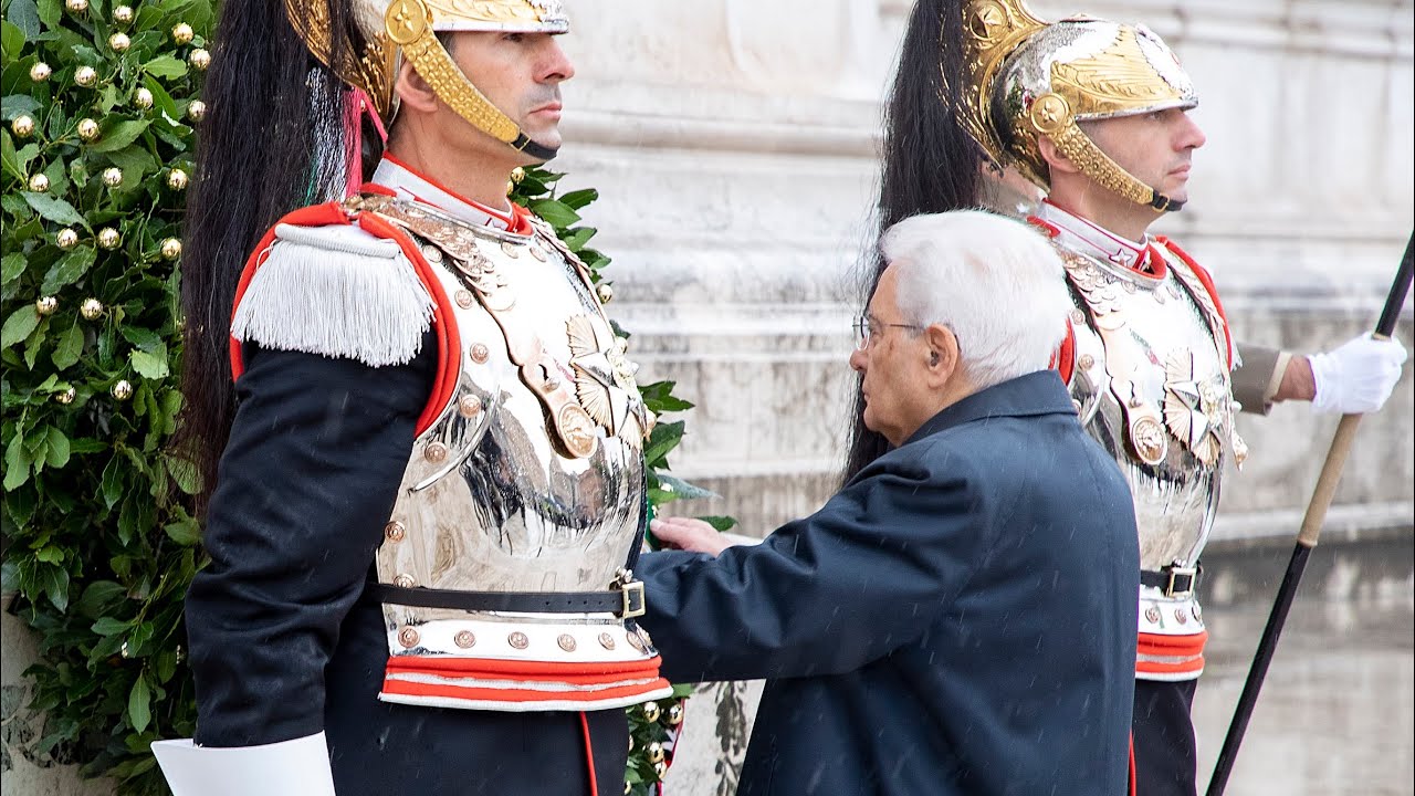 Mattarella depone una corona d’alloro sulla Tomba del Milite Ignoto all’Altare della Patria