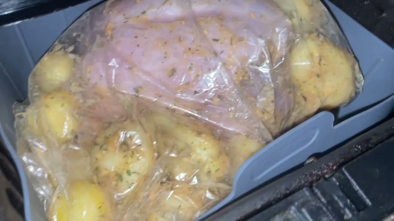 Pollo con patatas en bolsa de asar en freidora de aire